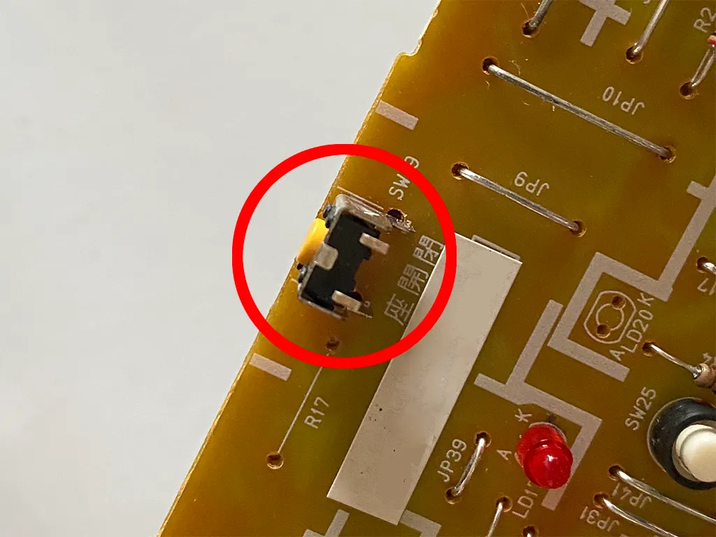 温水洗浄便座のリモコンの基盤部分の写真。横押し形タクタイルスイッチの部分をピックアップ。