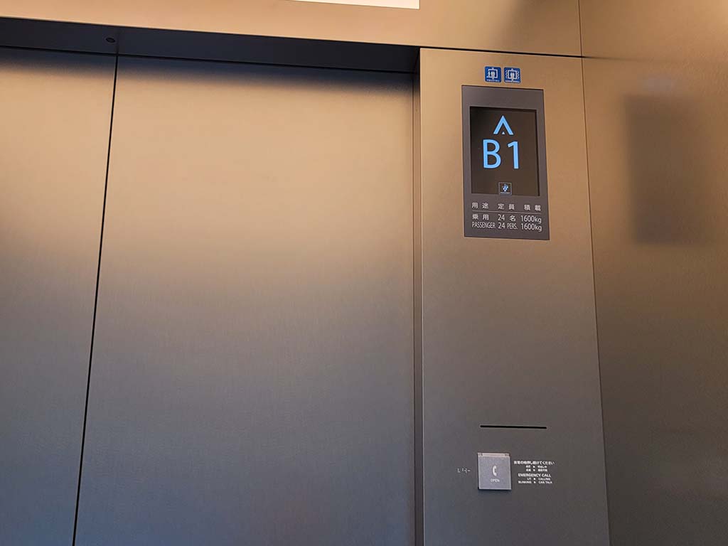 「JPタワー大阪」の南東広場（サンクンガーデン）内のエレベーター